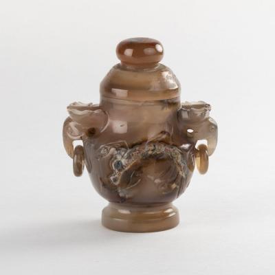 Chine, vase couvert &agrave; deux anses en agate brune sculpt&eacute;e, XIXe