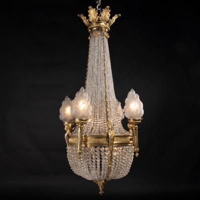 Lustre montgolfi&egrave;re aux perles en cristal taill&eacute; en bronze dor&eacute; &agrave; d&eacute;cor de flambeaux, XIXe