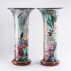 Sarreguemines, Paire de grands vases tubulaires à décor polychrome, XIXe