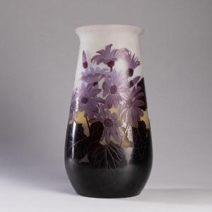 Emile Gallé (1846-1904), vase en verre multicouche aux marguerites, début XXe