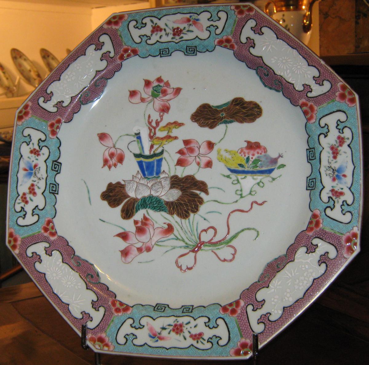 Plat à Pans Coupés En Porcelaine De Chine De La Famille Rose, époque XVIIIeme Siècle. 