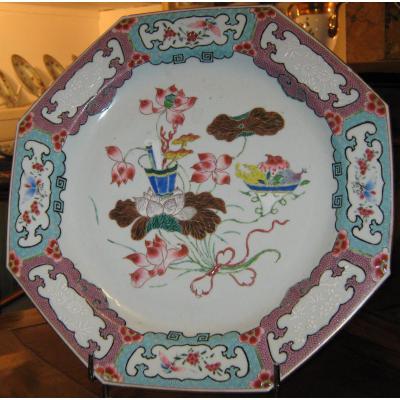 Plat à Pans Coupés En Porcelaine De Chine De La Famille Rose, époque XVIIIeme Siècle. 