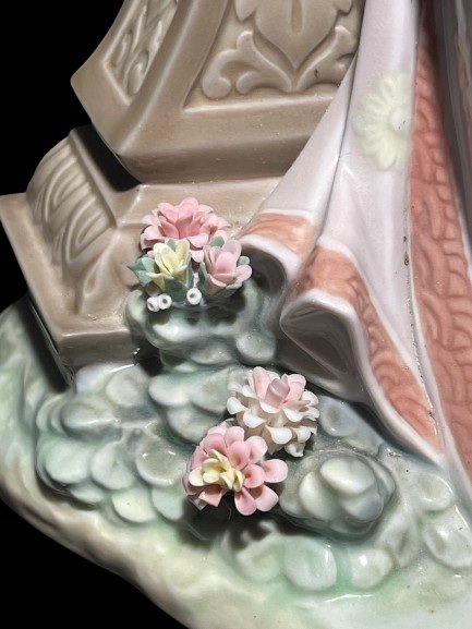 Decorative Geisha Figurine-photo-3