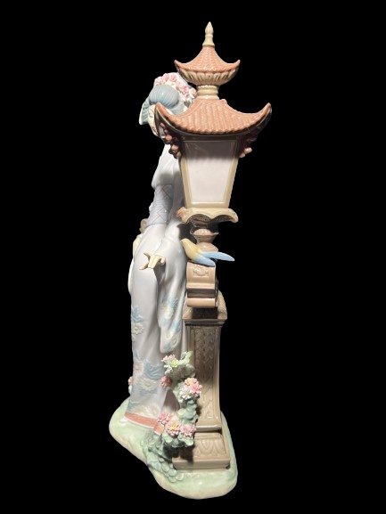 Decorative Geisha Figurine-photo-1