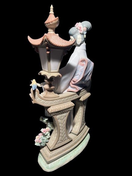 Decorative Geisha Figurine-photo-2