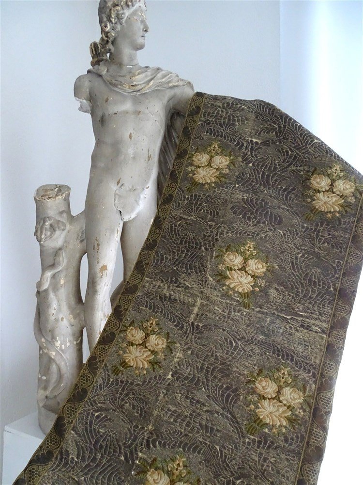Dessus de table, de commode ou  d'Autel  décoré de Broderies  époque XVIIème 