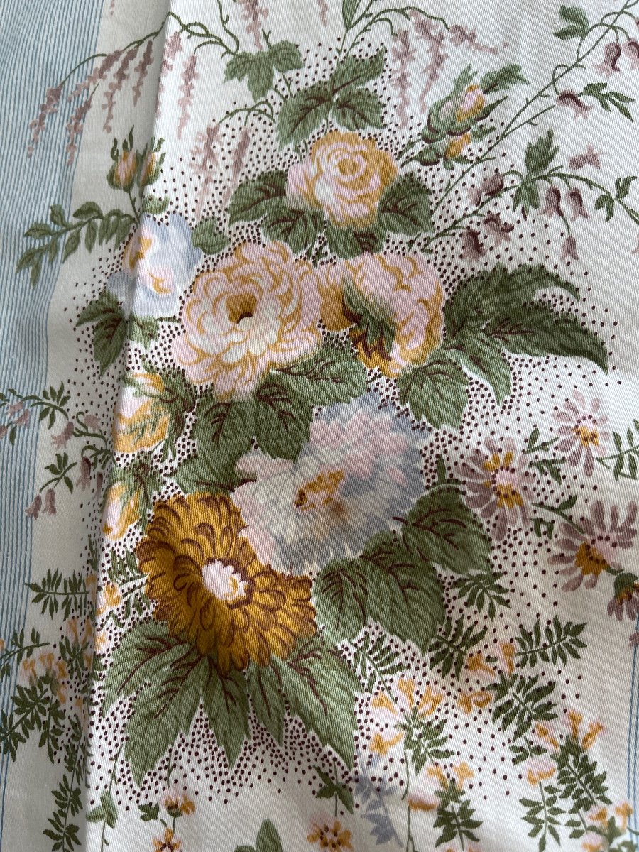 Pair Of Curtains With Spring Floral Decor -photo-2