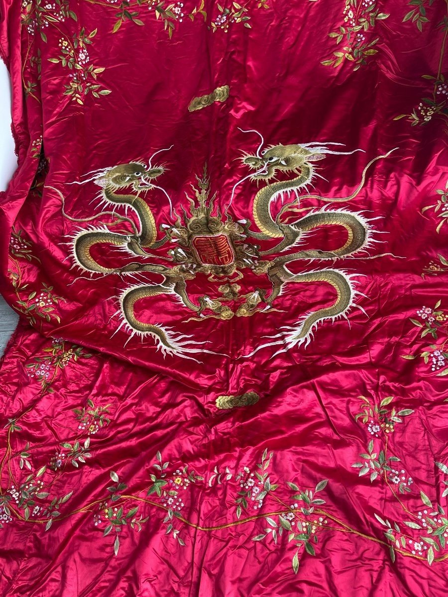 2 Vietnamese Dragons Embroidered On Beautiful Red Silk Bedspread Or Wall Hanging-photo-2