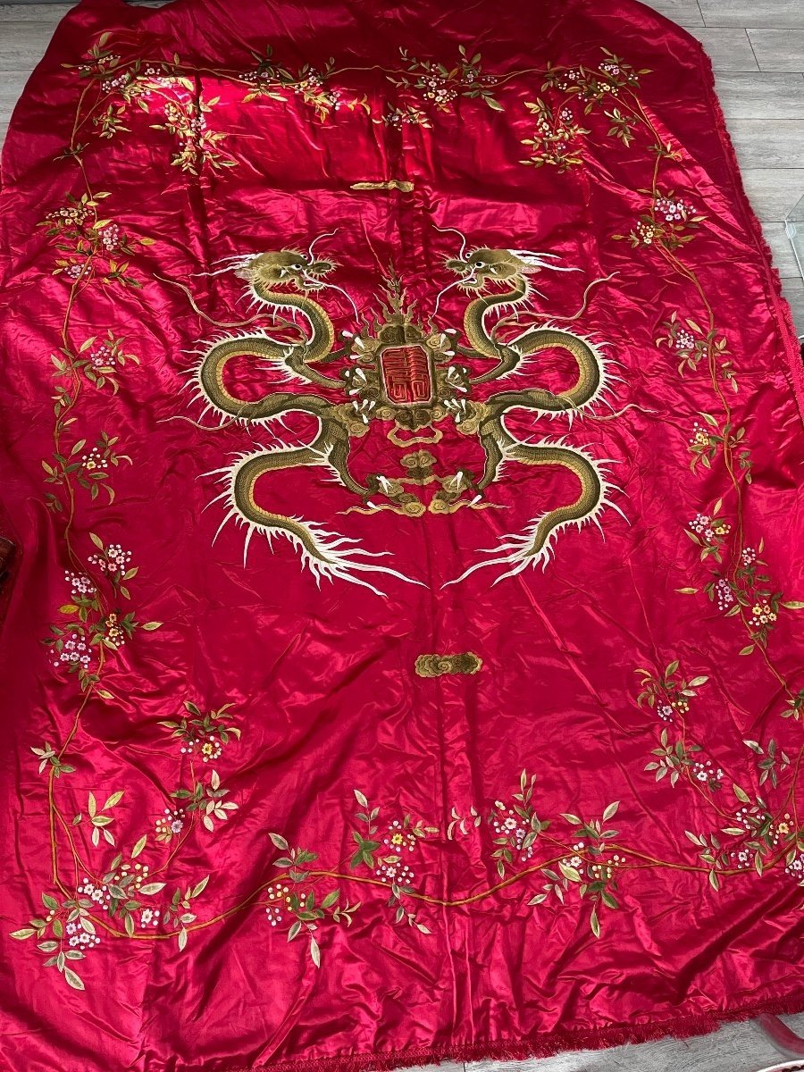 2 Vietnamese Dragons Embroidered On Beautiful Red Silk Bedspread Or Wall Hanging-photo-3