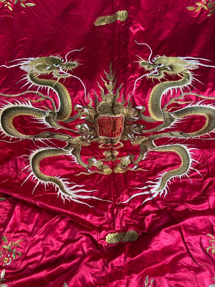 2 Vietnamese Dragons Embroidered On Beautiful Red Silk Bedspread Or Wall Hanging-photo-3