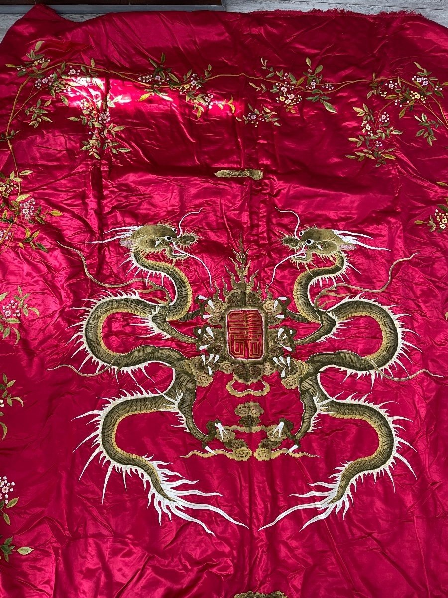 2 Vietnamese Dragons Embroidered On Beautiful Red Silk Bedspread Or Wall Hanging-photo-5