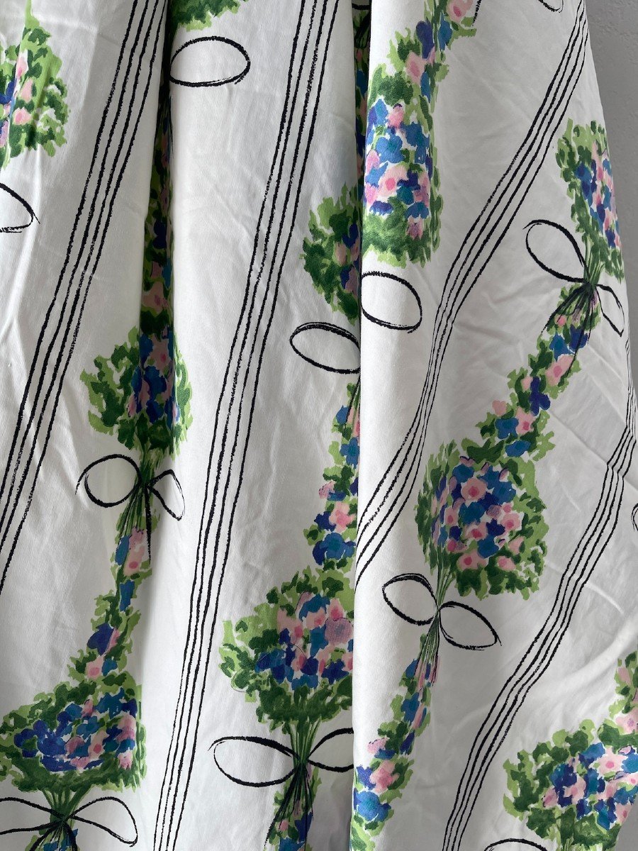 Footage Or Curtains In Printed Fabric With Stylized Flower Bouquets-photo-2