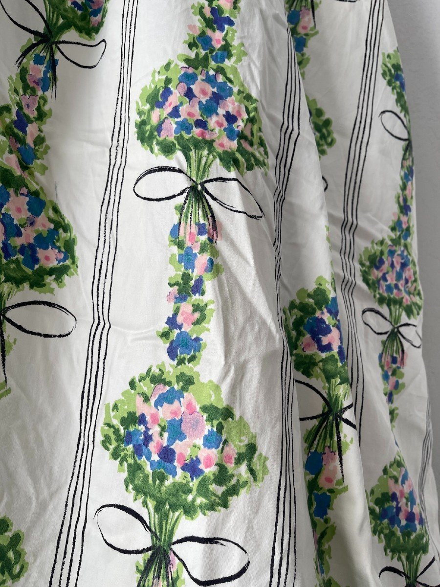 Footage Or Curtains In Printed Fabric With Stylized Flower Bouquets-photo-1