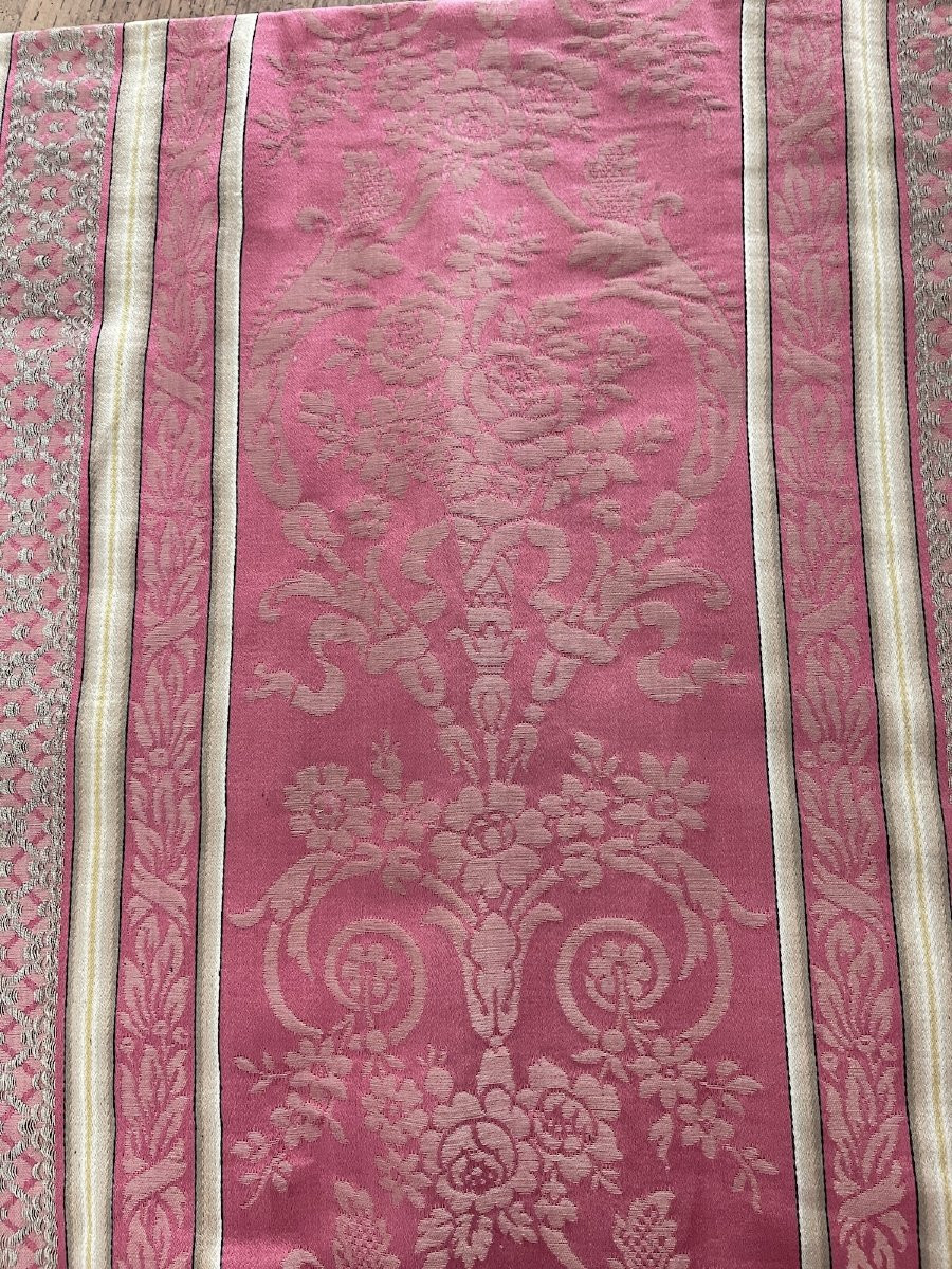 Lyonnaise Silk Valance With Floral And Scrollwork Decor -photo-2