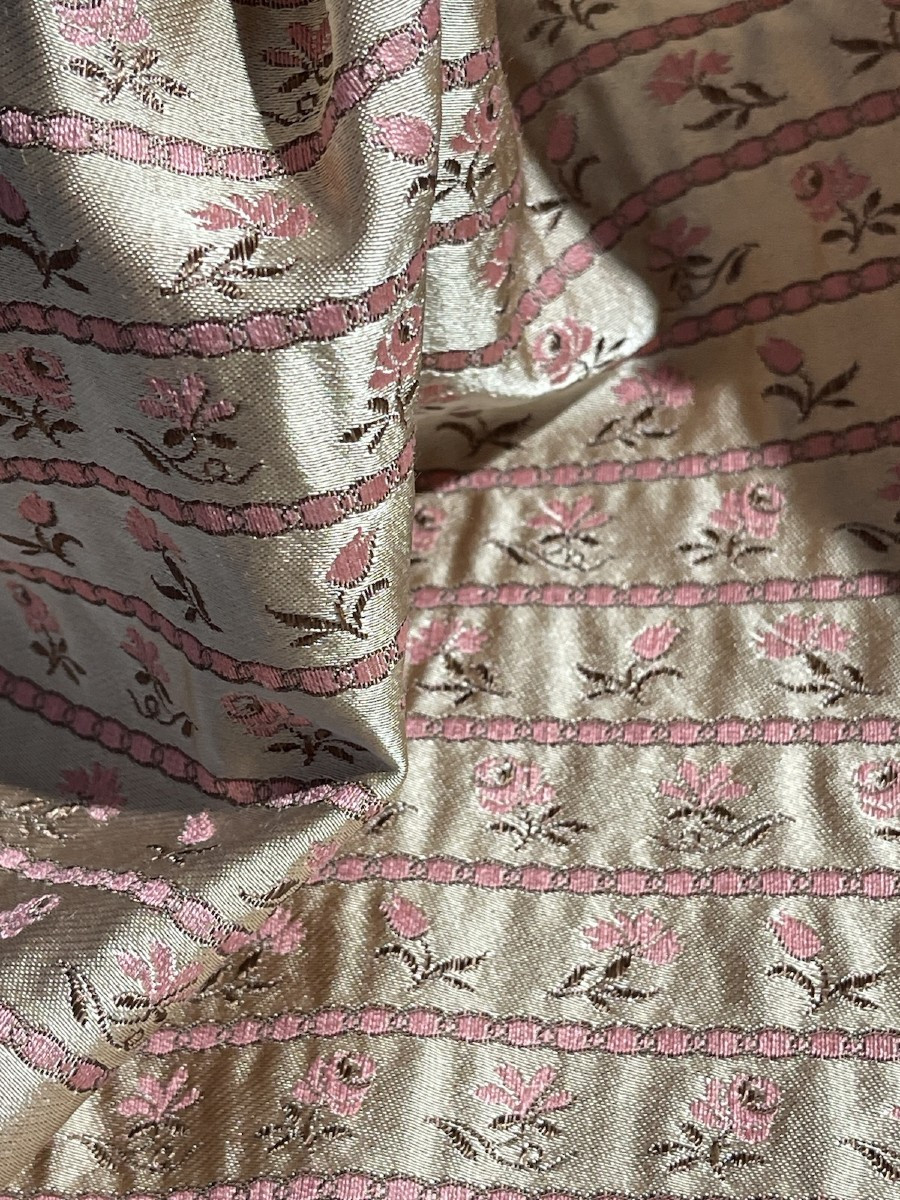 Lyonnaise Silk Piece – Elegance And Delicacy