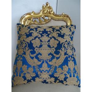 Elegant Coussin En Lin Et Soie Bleue Au Décor Baroque 50 Cm X 50 Cm