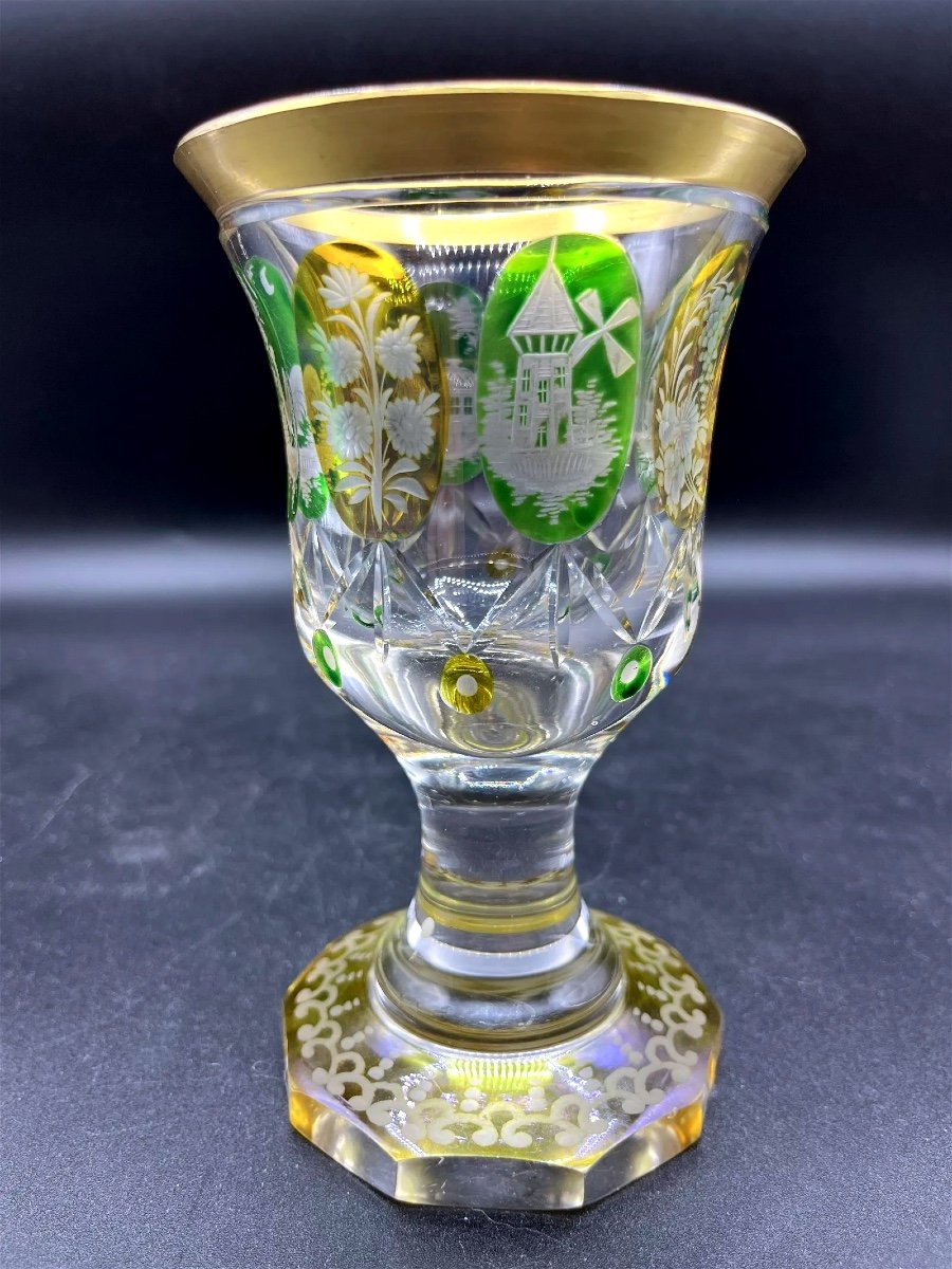 Vase  En Verre De Bohème à Décor Jaune Et Vert, Gravé à l'Intérieur De Médaillon