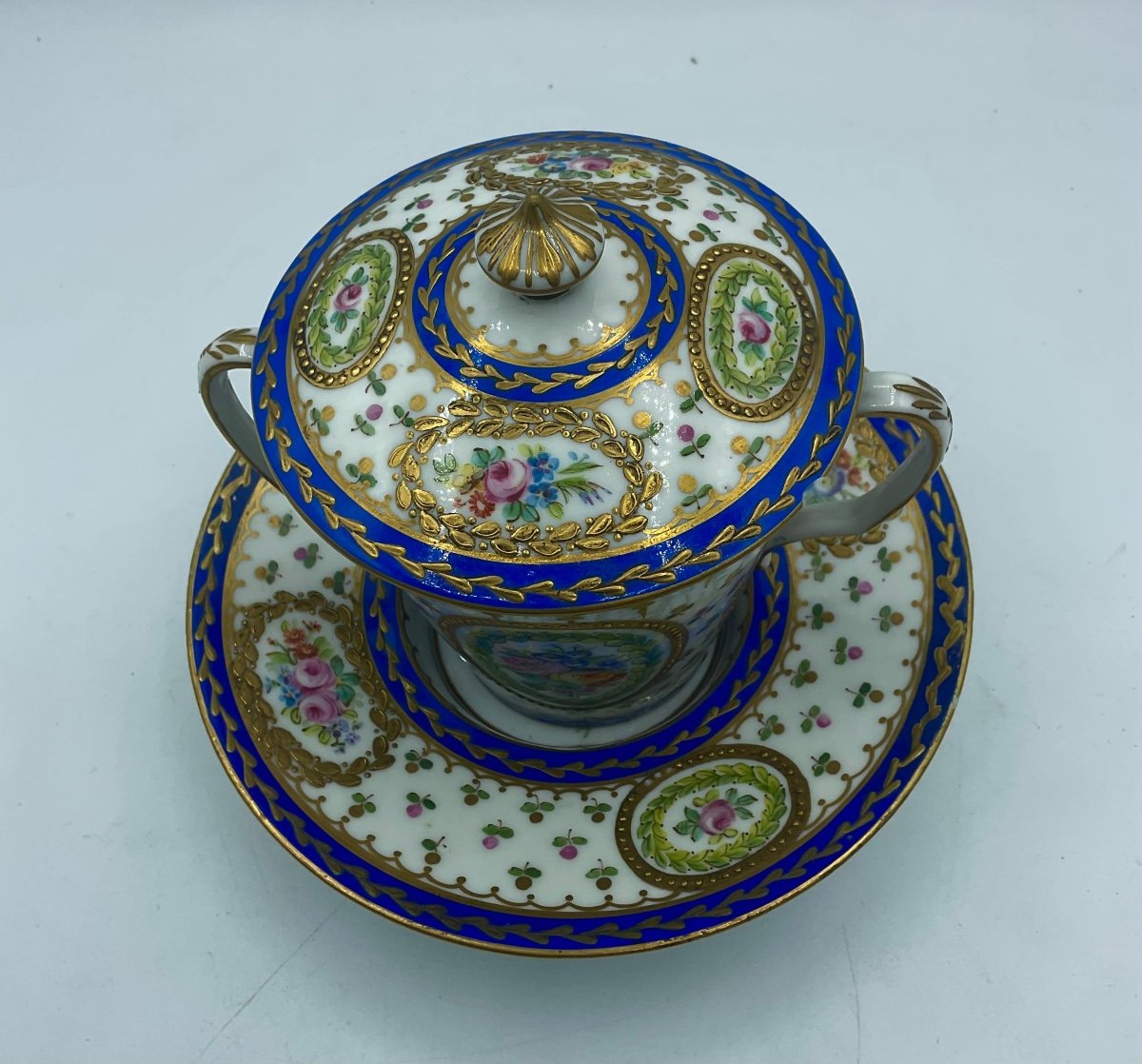 Trio En Porcelaine De Sèvres Vincennes, Tasse Avec Couvercle Et Soucoupe.-photo-2