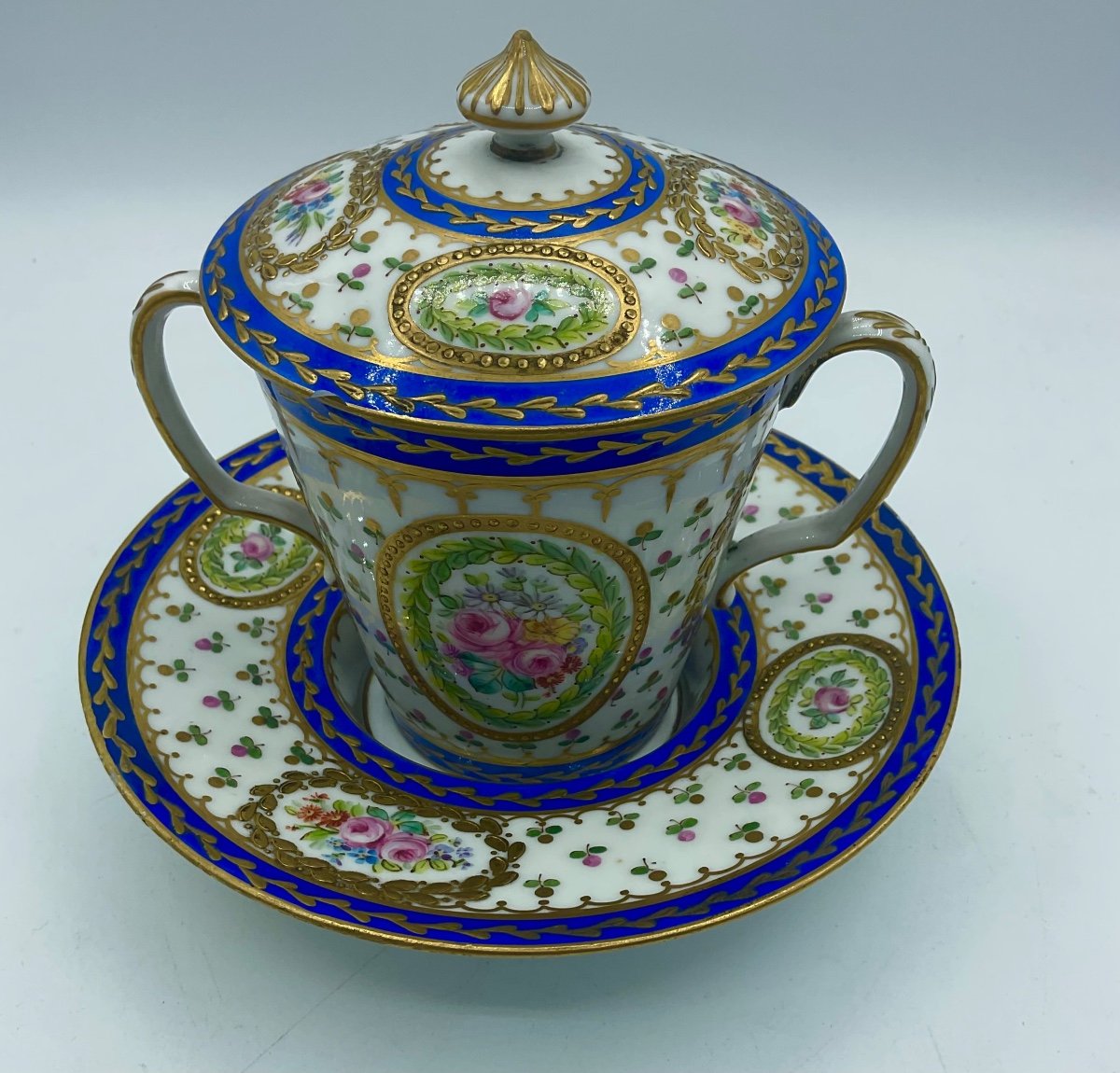 Trio En Porcelaine De Sèvres Vincennes, Tasse Avec Couvercle Et Soucoupe.-photo-4