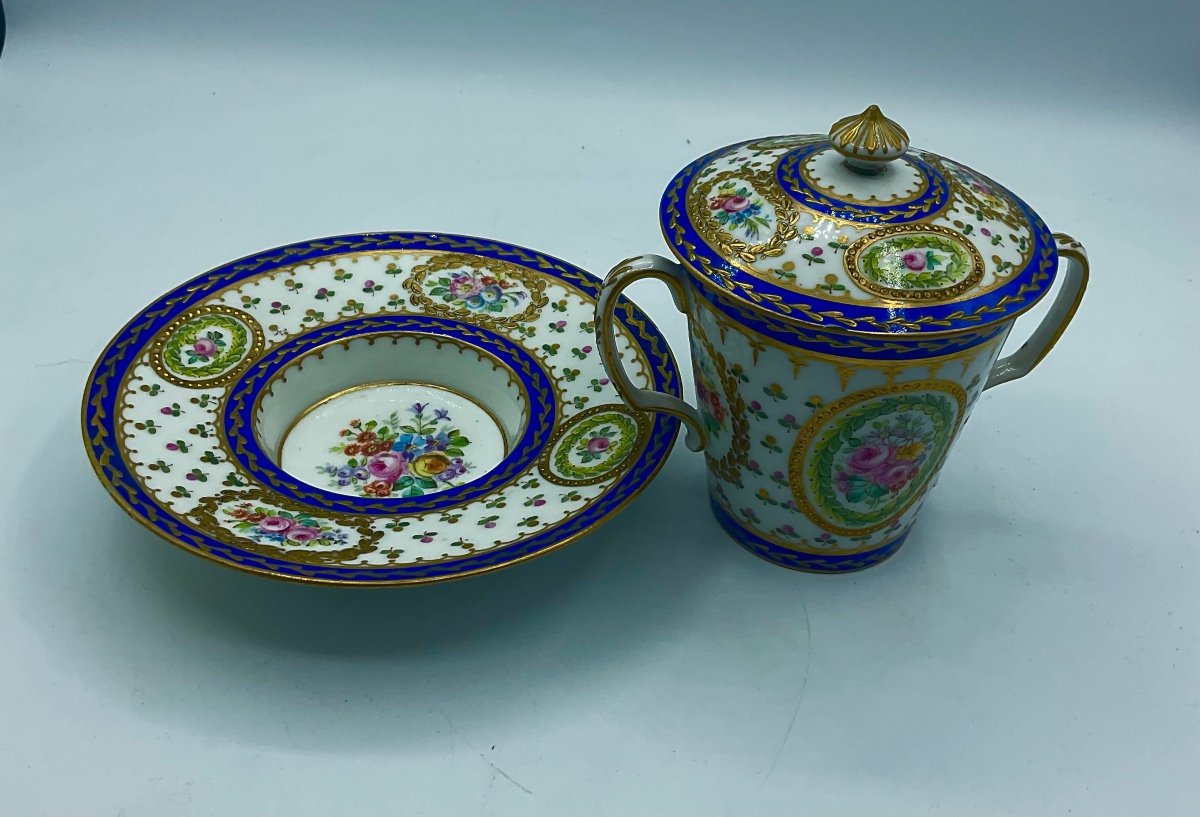 Trio En Porcelaine De Sèvres Vincennes, Tasse Avec Couvercle Et Soucoupe.-photo-5