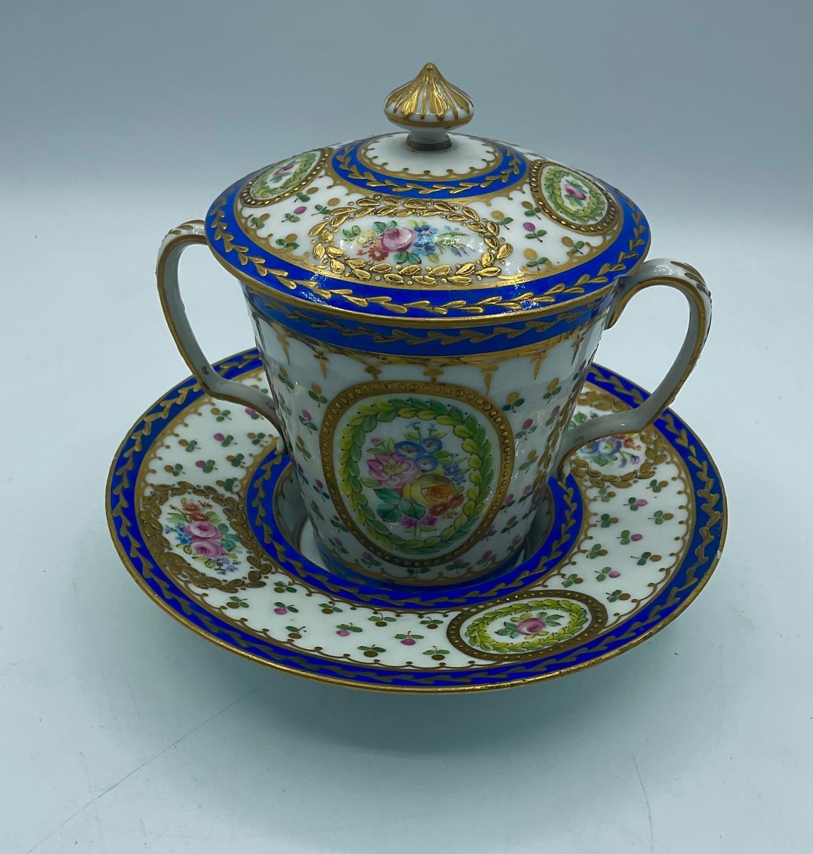 Trio En Porcelaine De Sèvres Vincennes, Tasse Avec Couvercle Et Soucoupe.