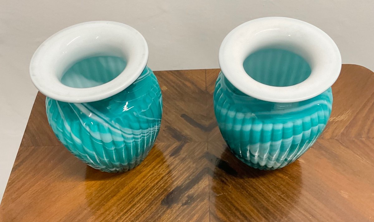 Paire Des Vases En Verre  Opaline  Overlay En Bleu Et Blanc-photo-3