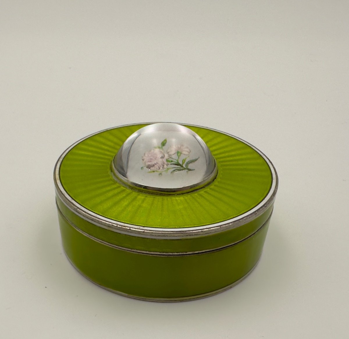 XIX Siècle Boîte En Argent émaillé Avec Un Décor Inhabituel De Couleur Citron Vert, Pro-photo-1