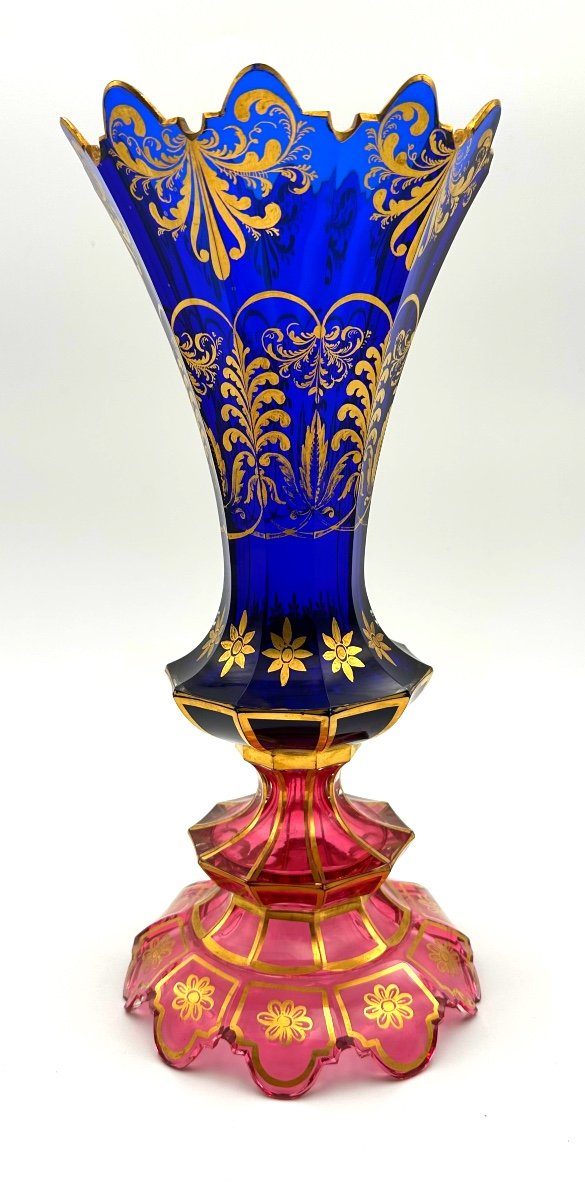 Vase  En Verre De Bohême En Deux Couleurs Réalisé Pour Un Marché Oriental