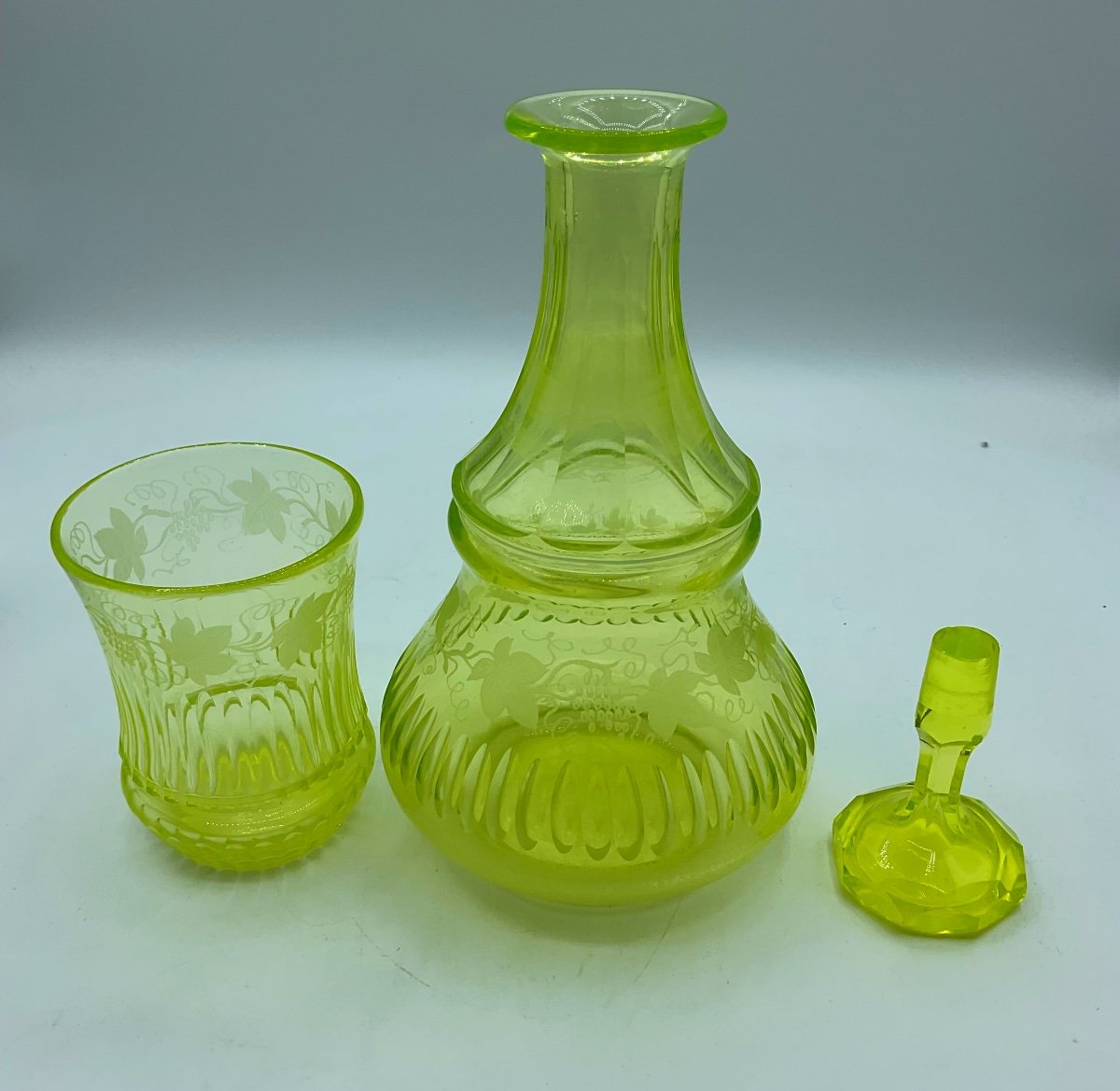 Antique Baccarat Uranium Glass Carafe With Drinking Glass,engraved With Vine Leaves-photo-4