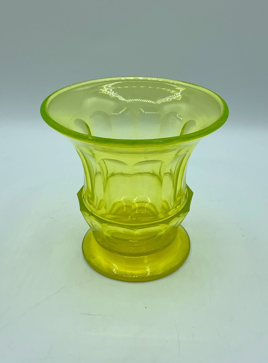 Vase En Verre d'Uranium Biedermeier,parfait 