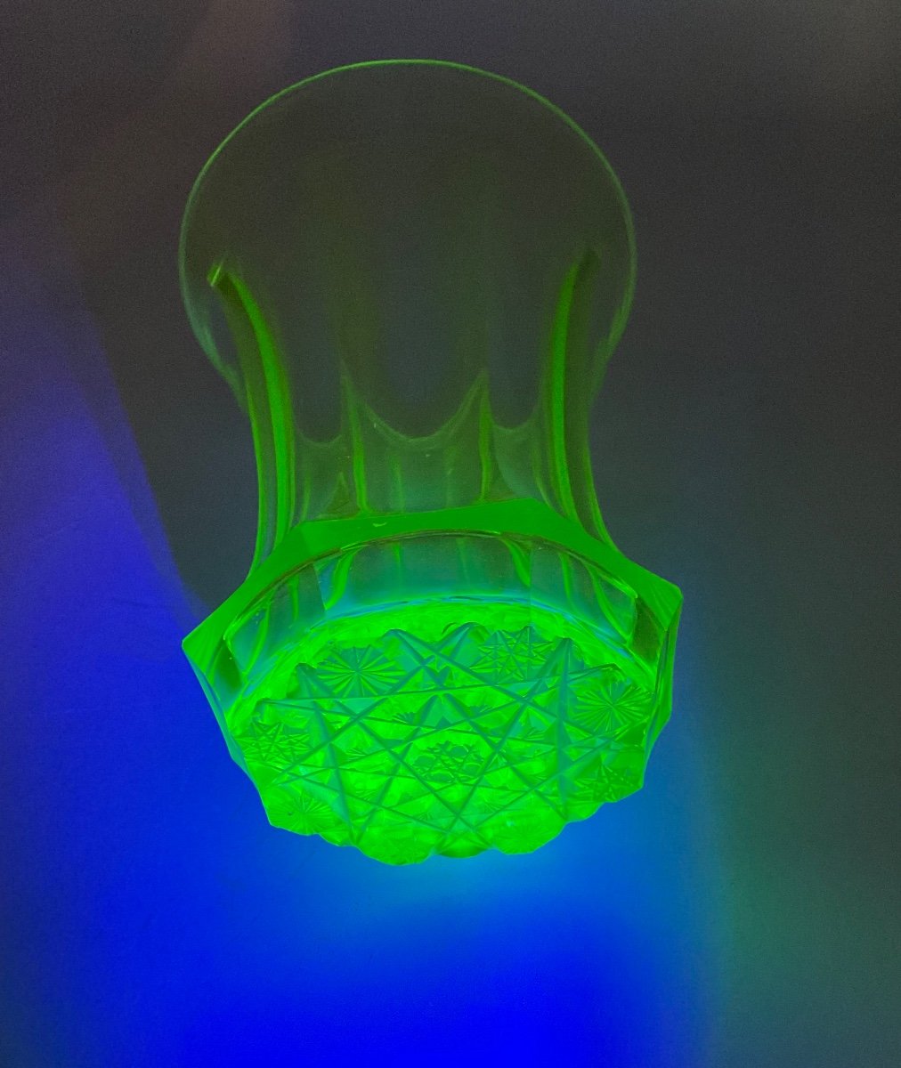 Biedermeier Uranium Glass Vase With Crystal Cut Base-photo-3