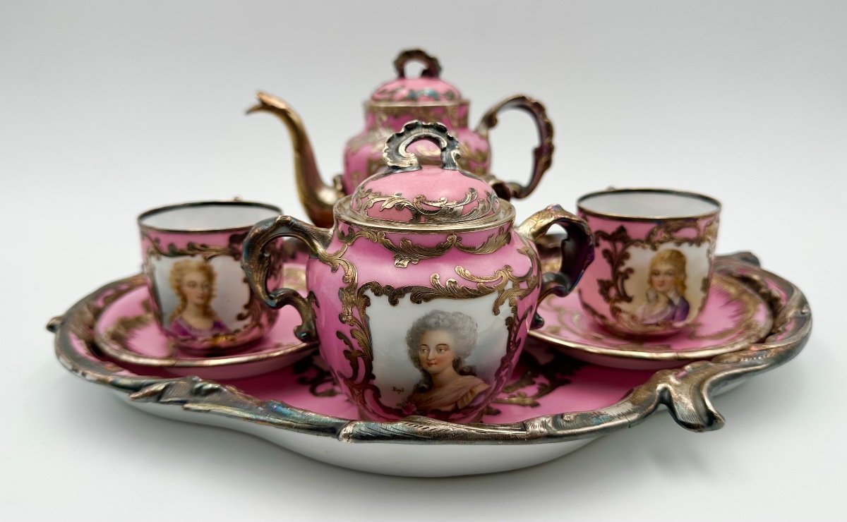 Tête-à-tête En Porcelaine De  Sèvres Monté En Argent Louisxvi & Marie Antoinette