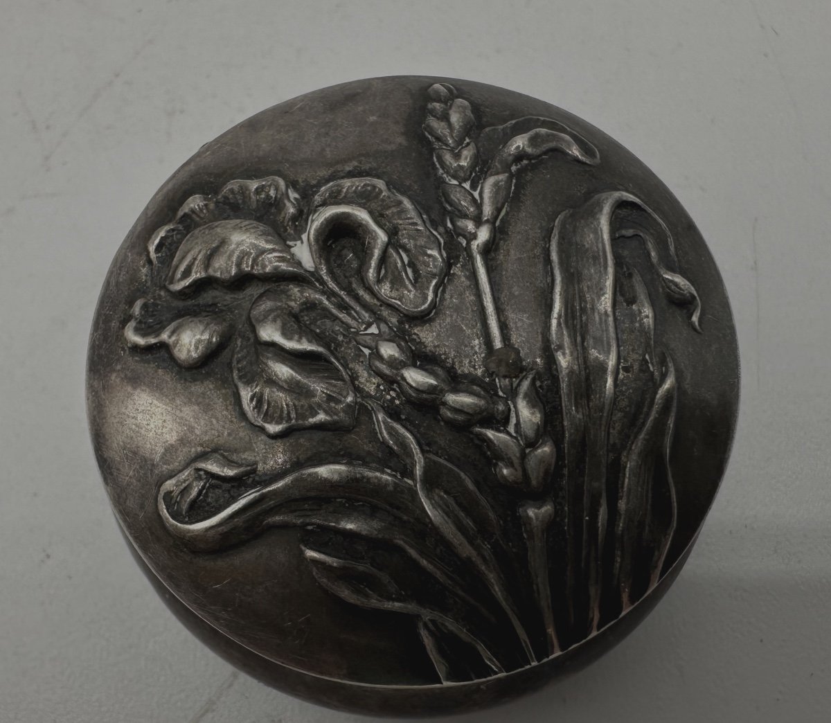 Tabatière Ancienne Art Nouveau En Argent Ronde Avec Décor Floral En Relief Sur Le Couvercle