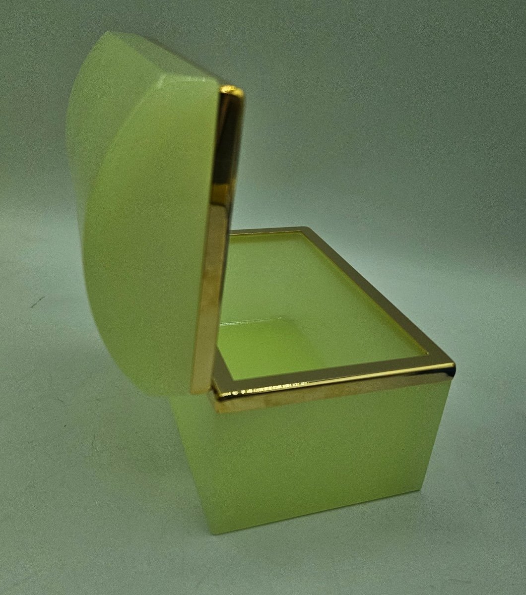 Antique Uranium Glass Casket Box.-photo-4