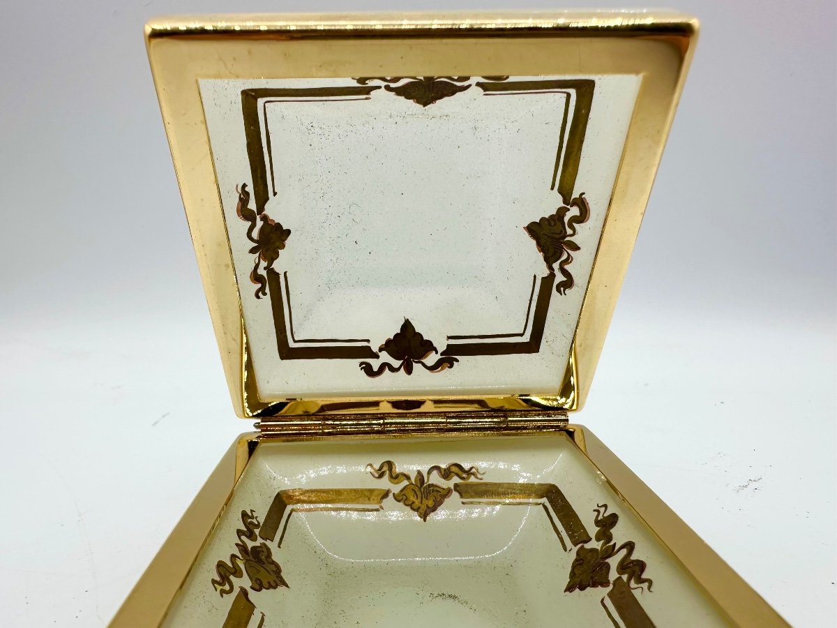 Beautiful French Opaline Box With Polished Bronze Mount And Painted Decor Inside. -photo-3