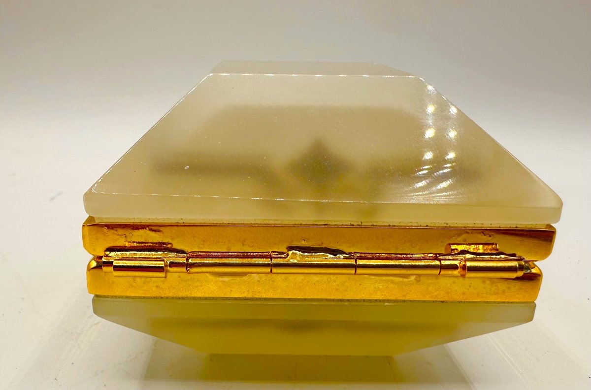 Beautiful French Opaline Box With Polished Bronze Mount And Painted Decor Inside. -photo-4