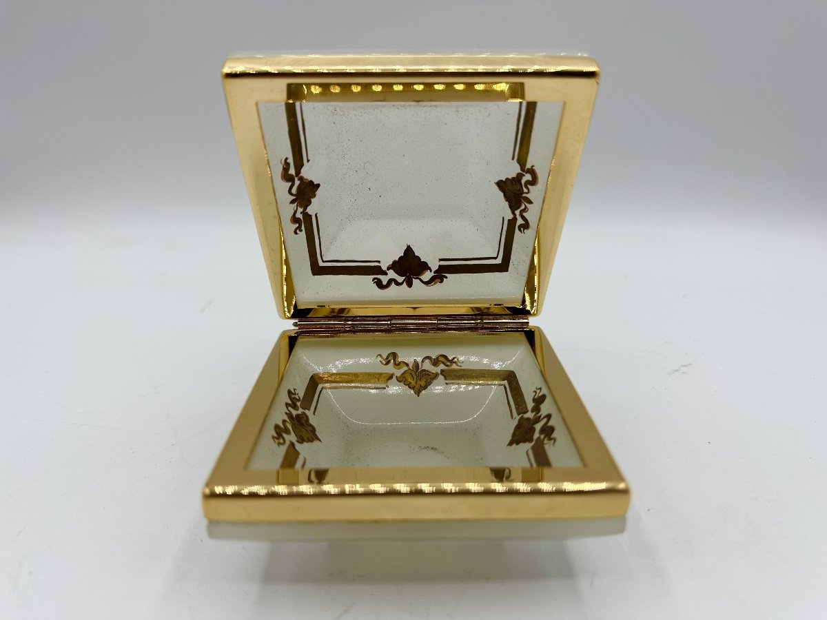 Beautiful French Opaline Box With Polished Bronze Mount And Painted Decor Inside. -photo-5