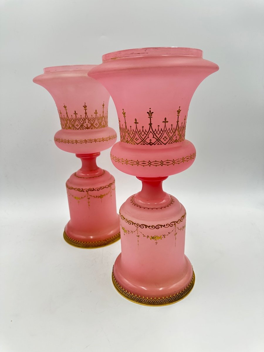 Paire De Vases Médicis En Opaline Rose à Décor Doré Et émaillé, Pieds Cerclés De Laiton. -photo-2