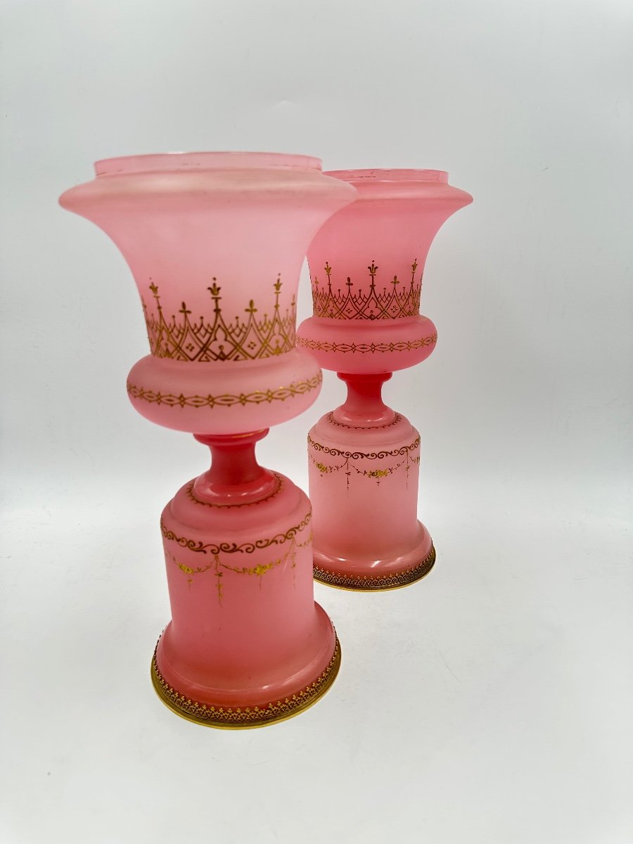 Paire De Vases Médicis En Opaline Rose à Décor Doré Et émaillé, Pieds Cerclés De Laiton. -photo-3