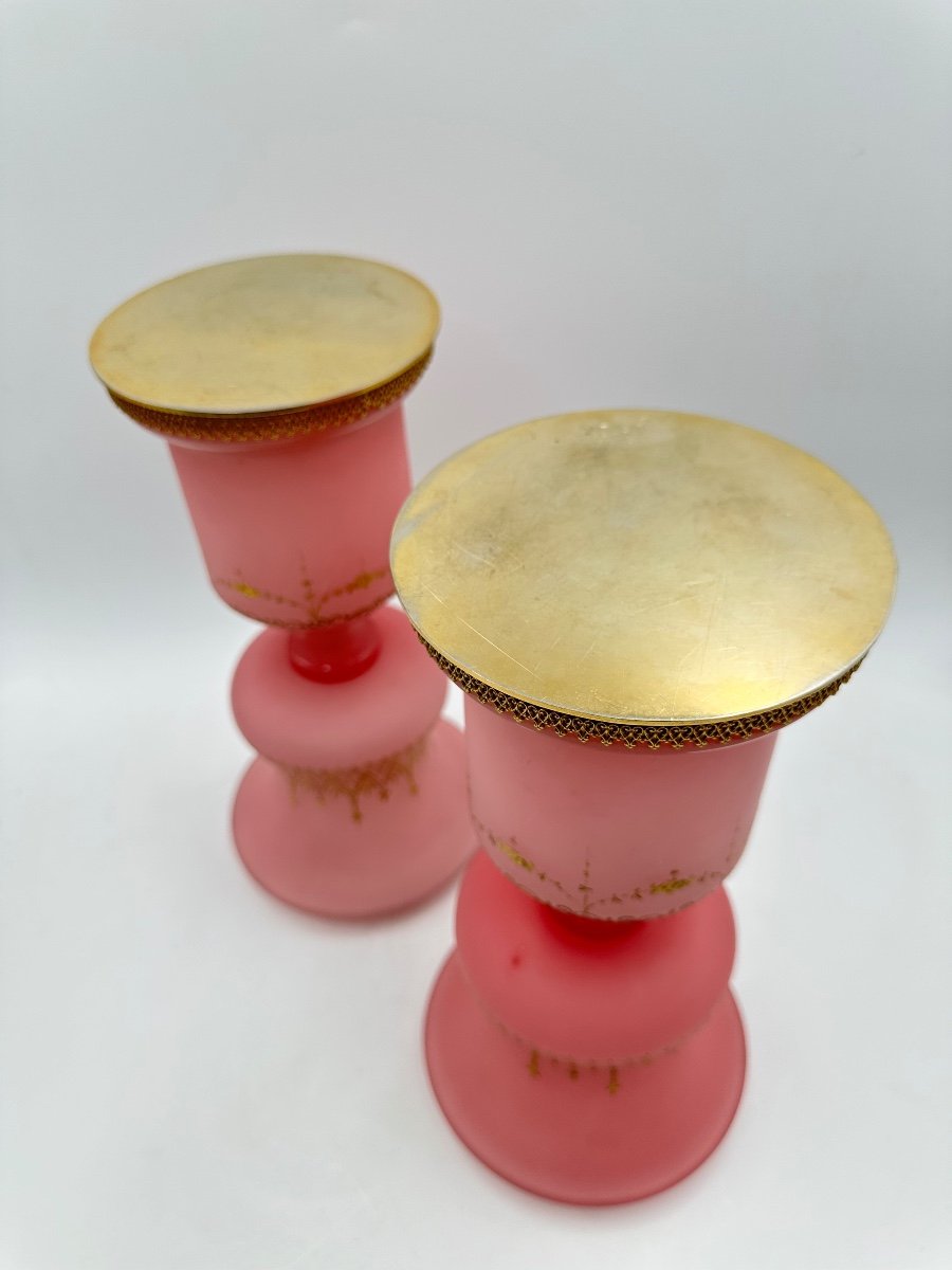 Paire De Vases Médicis En Opaline Rose à Décor Doré Et émaillé, Pieds Cerclés De Laiton. -photo-3