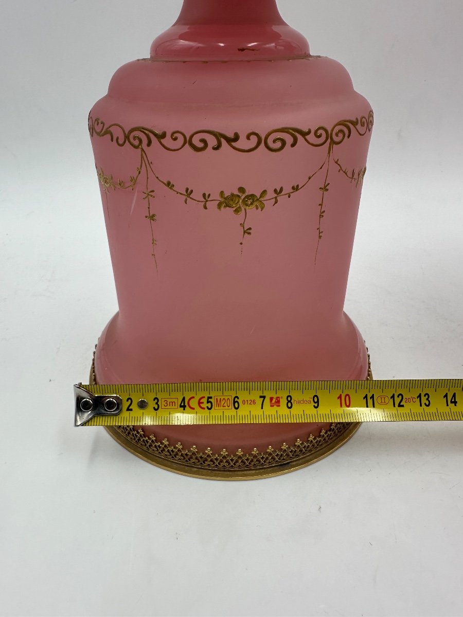 Paire De Vases Médicis En Opaline Rose à Décor Doré Et émaillé, Pieds Cerclés De Laiton. -photo-4