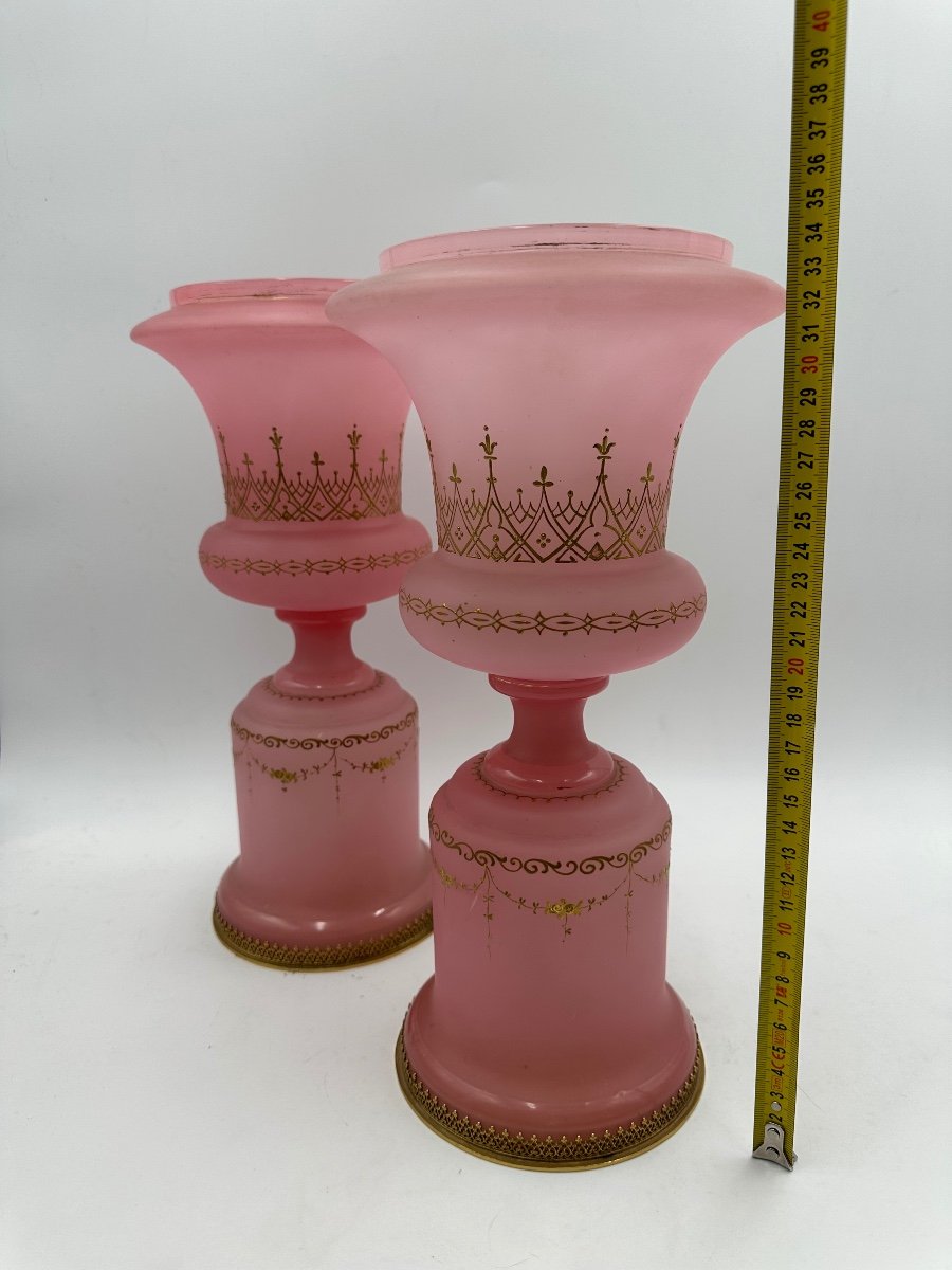 Paire De Vases Médicis En Opaline Rose à Décor Doré Et émaillé, Pieds Cerclés De Laiton. -photo-6