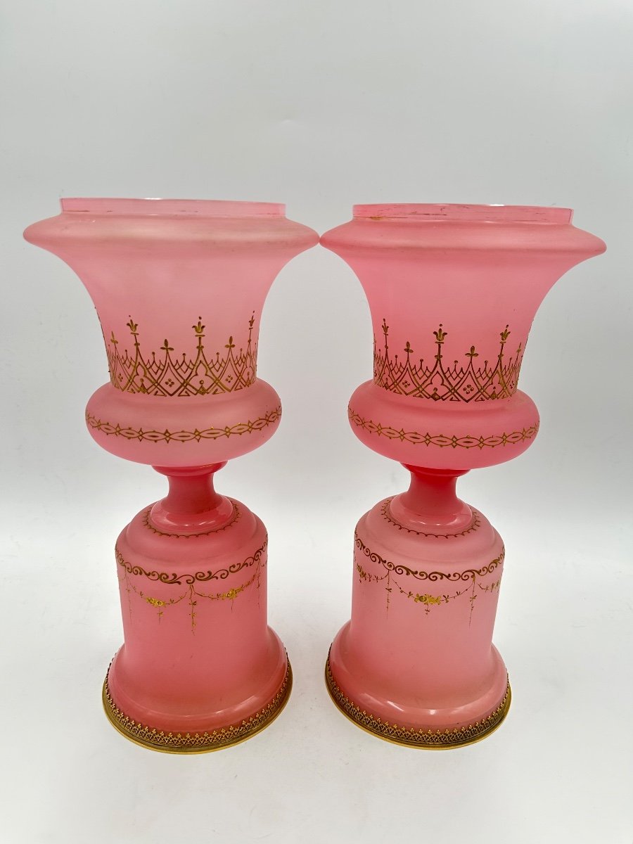 Paire De Vases Médicis En Opaline Rose à Décor Doré Et émaillé, Pieds Cerclés De Laiton. 