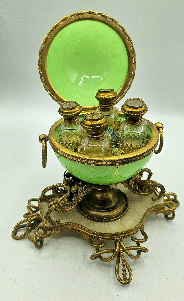 Un Opaline Boule Ancienne Avec Ensemble De Flacon De Perfum Avec Des Miniatures Du Vue De Paris-photo-2