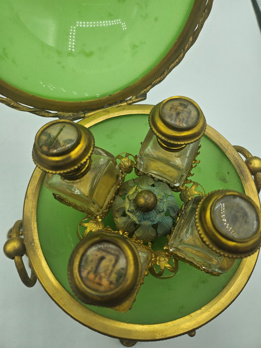 Un Opaline Boule Ancienne Avec Ensemble De Flacon De Perfum Avec Des Miniatures Du Vue De Paris-photo-3