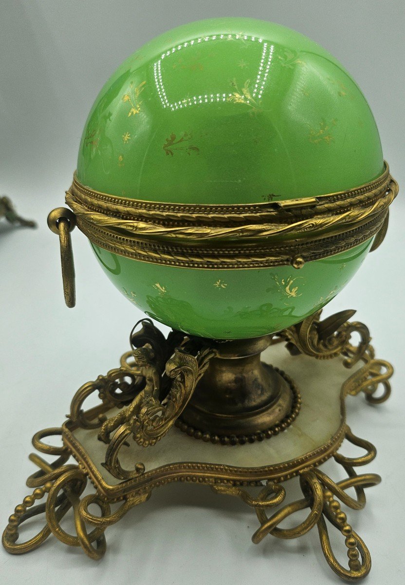 Un Opaline Boule Ancienne Avec Ensemble De Flacon De Perfum Avec Des Miniatures Du Vue De Paris-photo-5