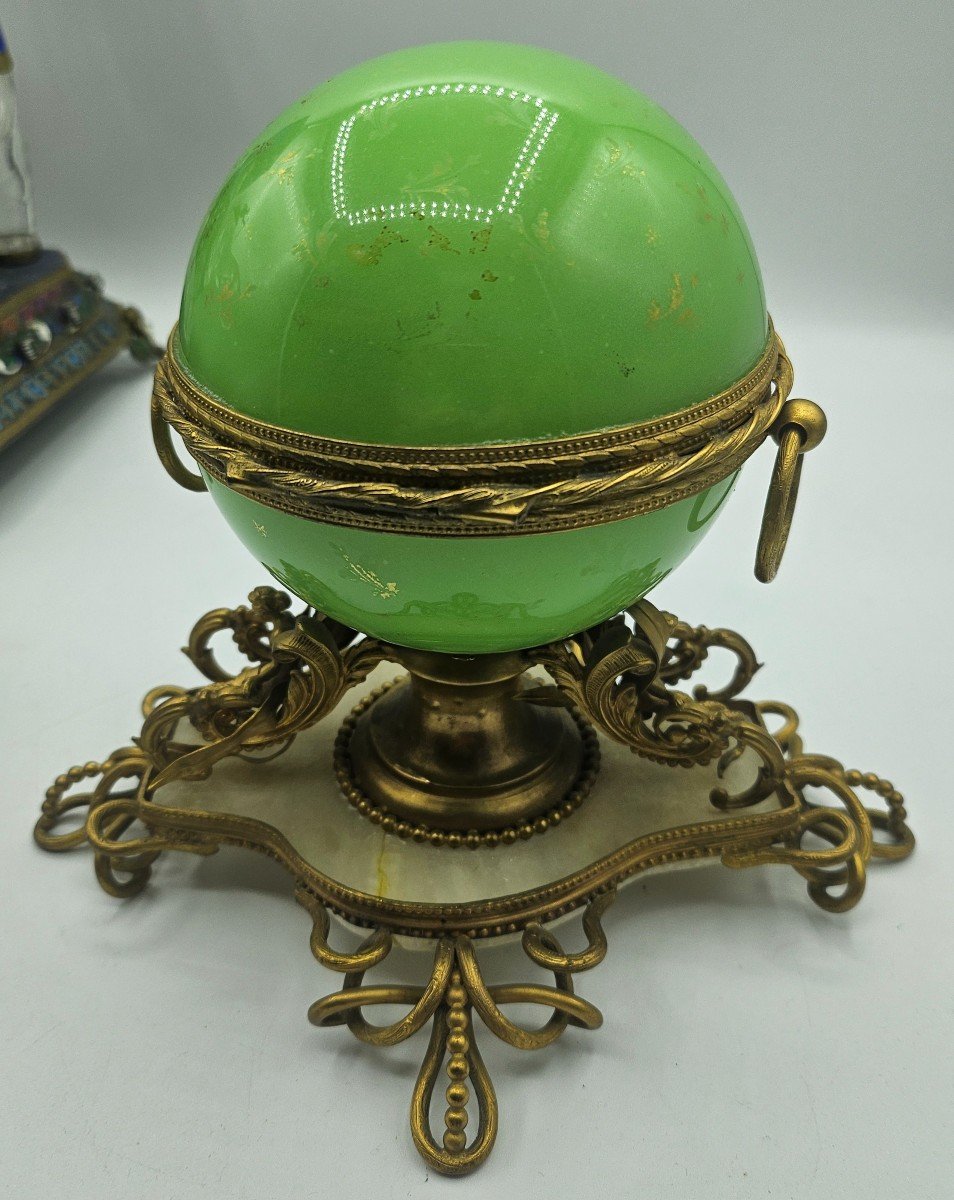 Un Opaline Boule Ancienne Avec Ensemble De Flacon De Perfum Avec Des Miniatures Du Vue De Paris-photo-6