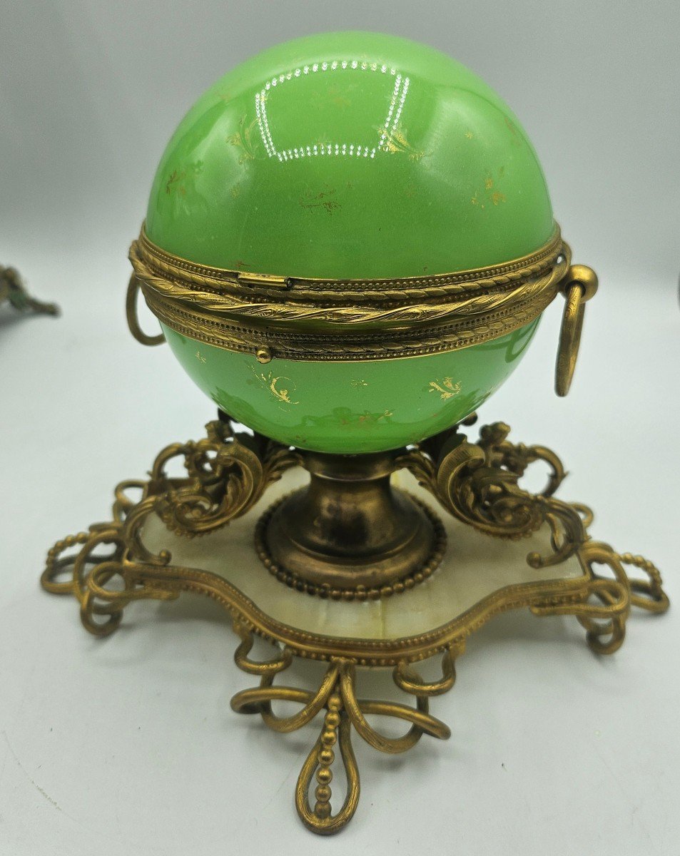 Un Opaline Boule Ancienne Avec Ensemble De Flacon De Perfum Avec Des Miniatures Du Vue De Paris-photo-7