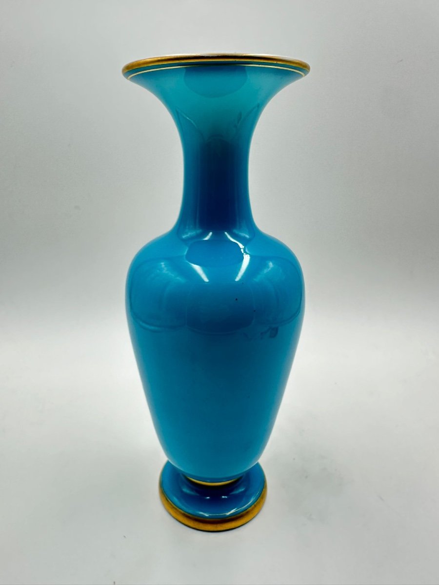 Vase Balustre En Opaline Bleu Turquoise Orné d'Un Bouquet De Fleurs Polychrome.-photo-3