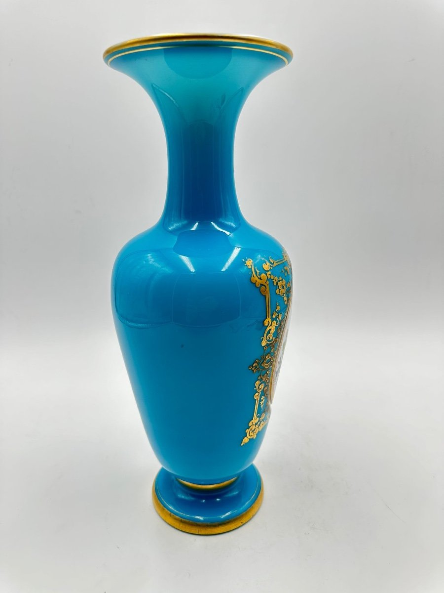 Vase Balustre En Opaline Bleu Turquoise Orné d'Un Bouquet De Fleurs Polychrome.-photo-4